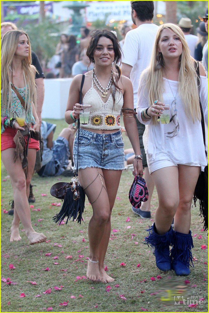 瓦妮莎露脐光脚现身音乐节 甜辣民族风 - Mtim