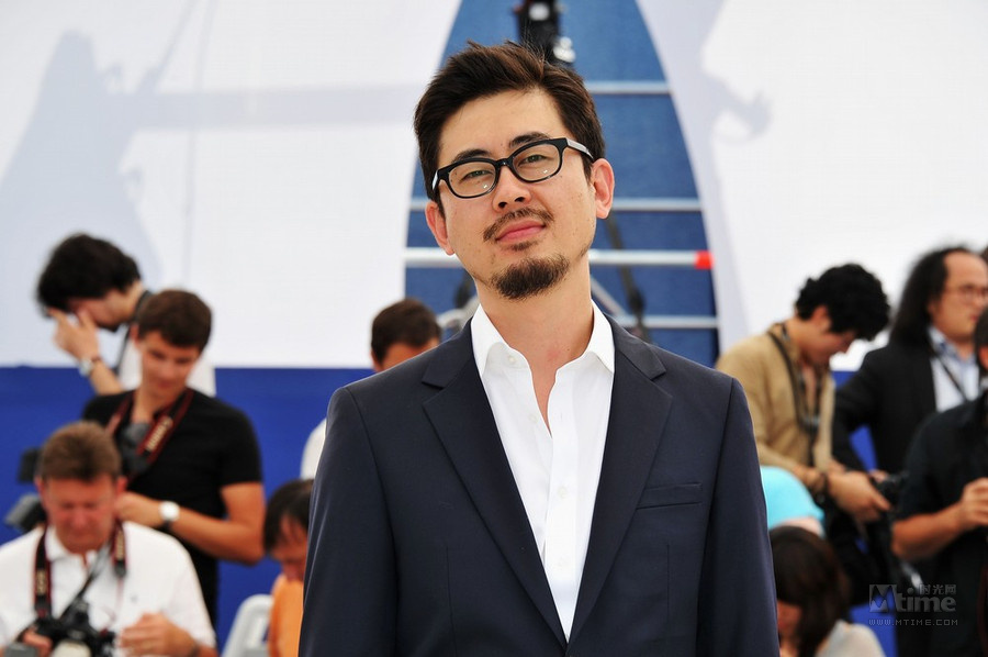 韩国影片《黄海》发布会 兴奋上演男男之吻 -