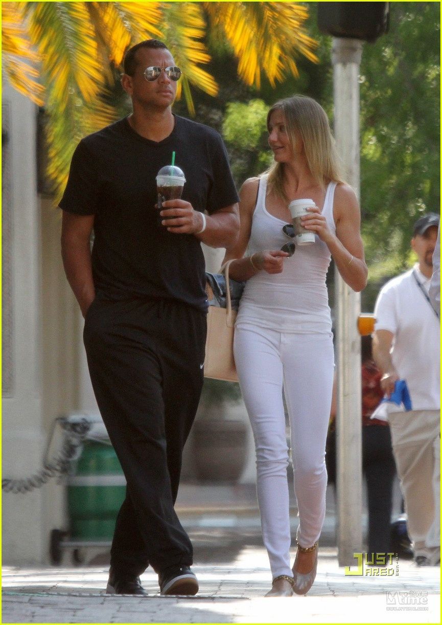 卡梅隆迪亚茨与男友复合甜蜜街拍破分手传言