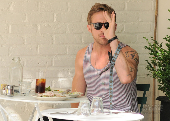 瑞恩高斯林外出吃午餐 对当地狗仔大扮鬼脸