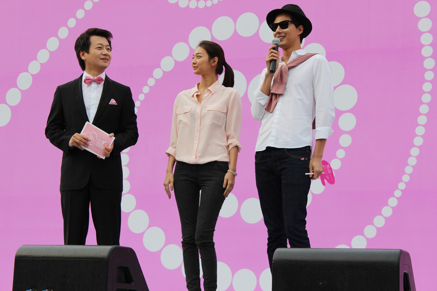 最适合穿牛仔裤的明星 申敏儿赵仁成再聚首 -