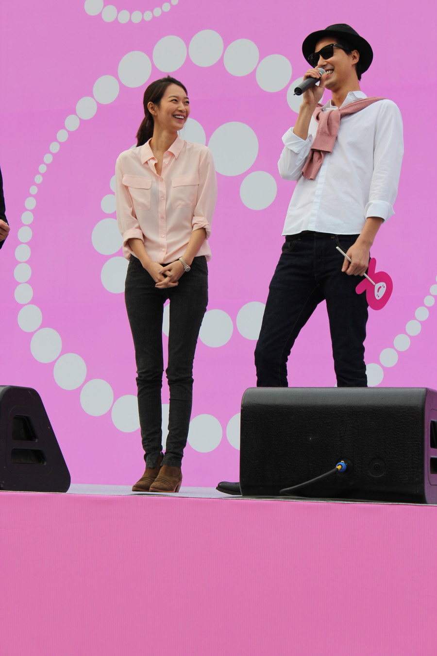 最适合穿牛仔裤的明星 申敏儿赵仁成再聚首 -