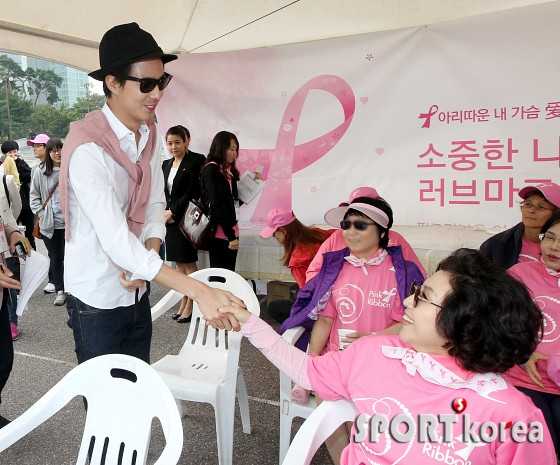 最适合穿牛仔裤的明星 申敏儿赵仁成再聚首 -