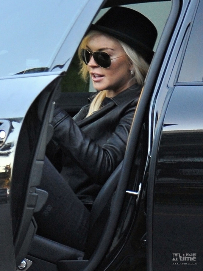 琳赛playboy全裸封面曝光 叉腿坐凳媚态迷离