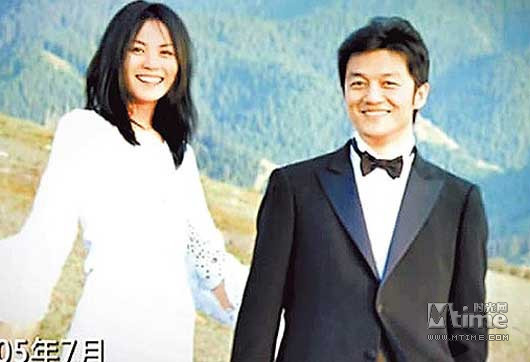 林峰、潘霜霜床照门才消停不久,吴卓羲也随后中招。继张馨予用吴卓羲微博帐号发由床照之后,其好友又爆料称张馨予还收藏着很多好玩的相片,好戏还在后头。女星为拼上位,真是尽出奇招。《步步惊心》的明玉格格刘雨欣铁甲钢胸搏出位,爆乳界元老柳岩不服输,透露其十年不老秘笈、扬言胸可以挤得更大。 另外,本周网友发起杨幂刘诗诗素颜大PK投票,冯绍峰也首次坦承对杨幂感情。郭美美进军娱乐圈不成,转业开网店,营业额为零无人捧场。 (编辑:beryl)