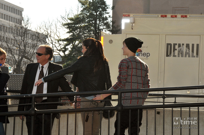 贾斯汀比伯排练演唱会 袭女友美臀大示亲密 - Mtime时光网