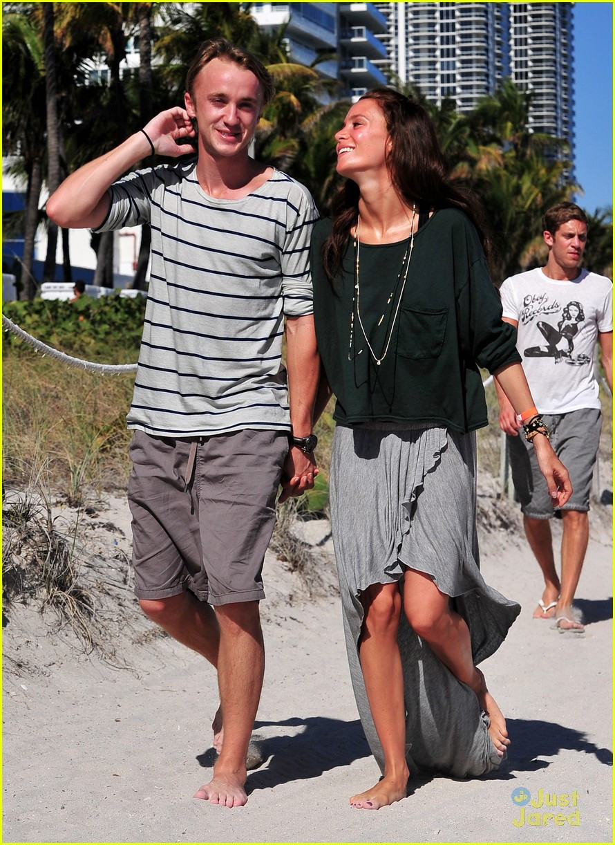 汤姆费尔顿与女友度假 俊男靓女享受阳光沙滩
