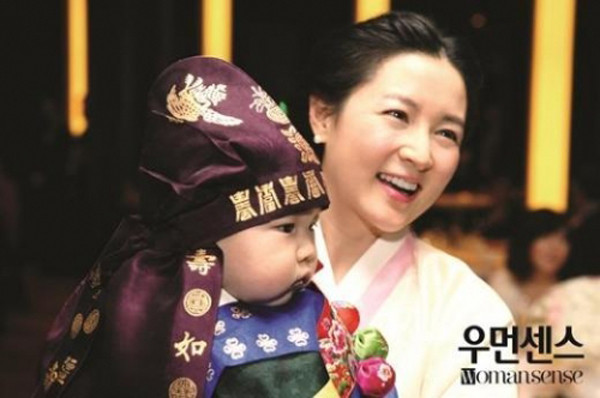 时光网讯 韩国女性杂志《Womansense》三月号登载了李英爱夫妇于20日在首尔市南山某酒店为双胞胎子女举行周岁宴时的照片,这是李英爱首次公开龙凤双胞胎的照片。据悉,当日的周岁宴是非公开进行,只邀请了李英爱夫妇的亲朋好友,而演员全智贤也在道贺人群当中。 (编辑:KJJ)