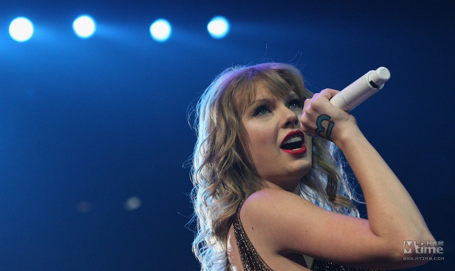 泰勒斯维芙特新西兰演唱会 金发红唇激情四射