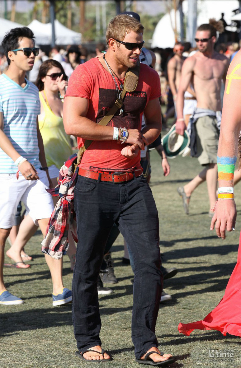 情侣秀恩爱单枪晒造型 明星扎堆柯契拉音乐节 - Mtime时光网