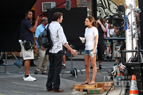 《 比朋友多一点 》热拍 贾斯汀米拉扮欢喜鸳鸯