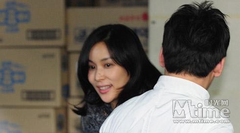 张东健爱妻产后首次做义工 身材臃肿未恢复–