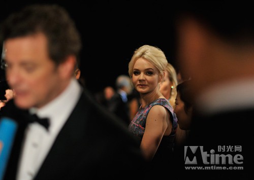 长发穆丽根现身迪拜影节 邻家小妹转型为大婶