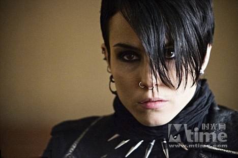 鲁妮短发朋克造型亮相