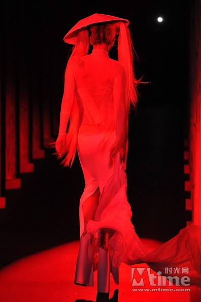 嘎嘎棱角脸杂志大片 雷母式未来感美学– Mtim