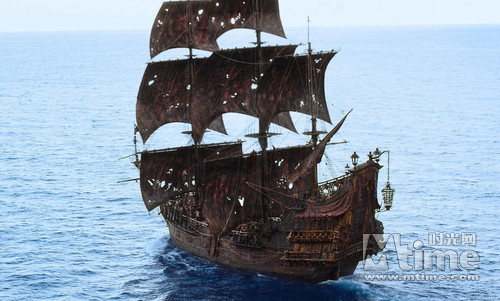 杰克没当完13年的船长就被逐出黑珍珠号,所以在第一集《加勒比海盗》