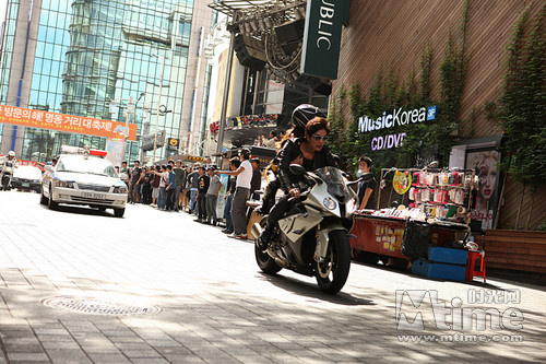 《海云台》原班底打造《快递惊魂》曝预告海报