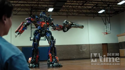 小牛老板拍《变3》宣传片 擎天柱三分秒杀三巨