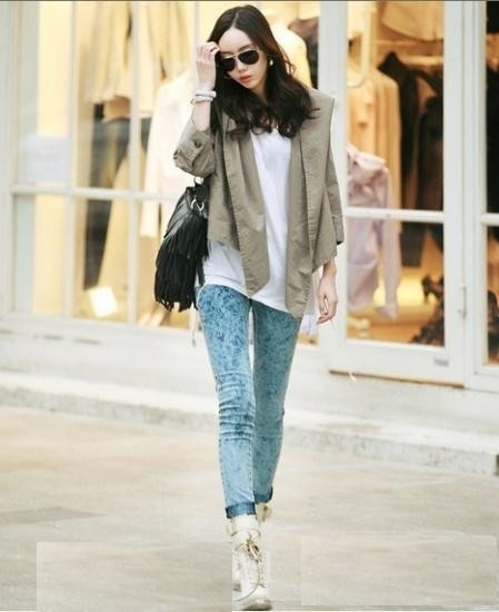街头潮女涂鸦上身 像明星那样穿衣服 电影