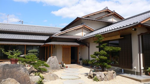 正是\'数寄屋\'的精神对促进日本传统建筑的演变和发展