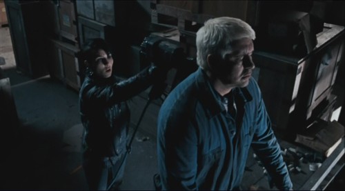 《<em>捅马蜂窝的女孩</em>》:捅倒腐败的政客 悬疑帝国