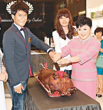 2010年5月21日(香港)莎蔓莉莎美容院剪彩宣传