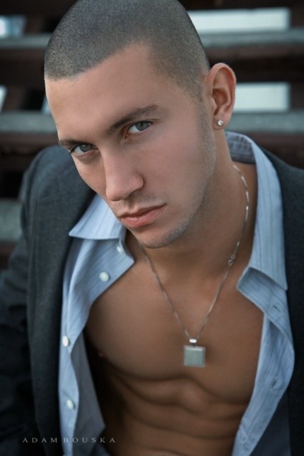 当全世界的型男硬汉都留圆寸