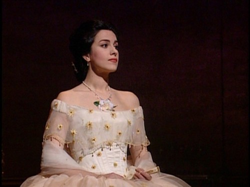 茶花女》第一幕中维奥列塔的造型