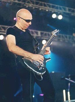 【电音吉他大师】 joe satriani  在日本生活了几年之后,乔·塞奇尼于