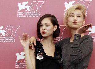 《挪威的森林》亮相威尼斯 姐妹花飞吻养眼