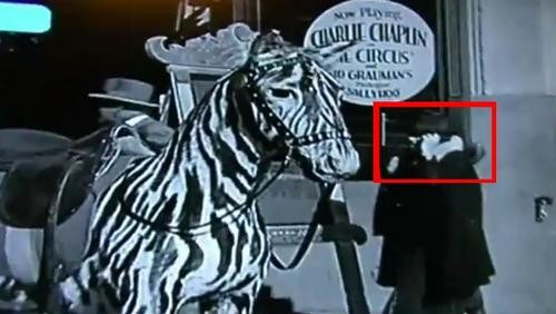 [视频]欢迎阴谋论:卓别林电影惊现时间旅行者?!