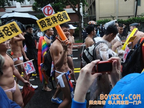 实拍2010台湾同志大游行海量gay图 无聊时自己跟自己玩 电影