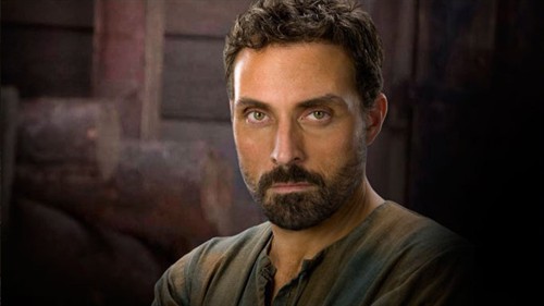 rufus sewell zen. TOM BUILDER ( Rufus Sewell )