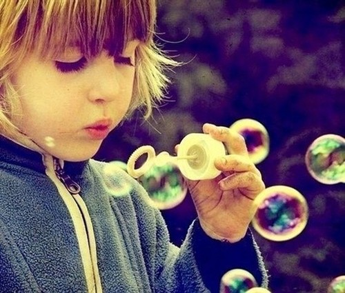 吹肥皂泡的少年