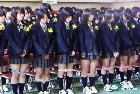 让偶们继续震精吧:日本女学生居然集体脱掉内裤罚站