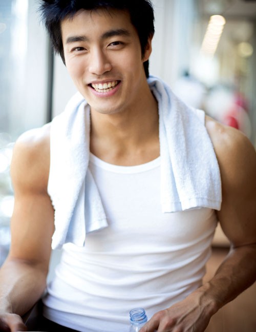 韩国青花鱼健身教练崔诚祚