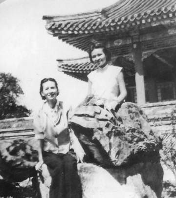 1948年送女儿梁再冰参军
