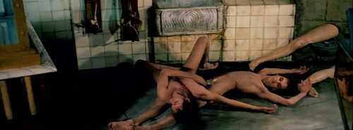 会用手撕开并插入女人胸腔来