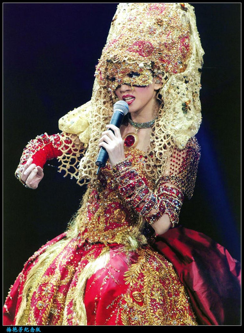 <em>梅艳芳</em>+百变<em>妖女</em>的标签式身份是如何建构