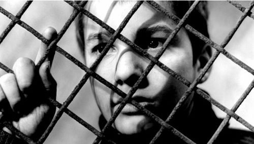 用叛逆敲打现实的头颅