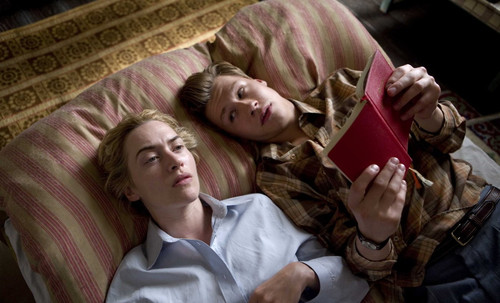 影片《朗读者》:文本朗读背后的爱情挽歌 – 《