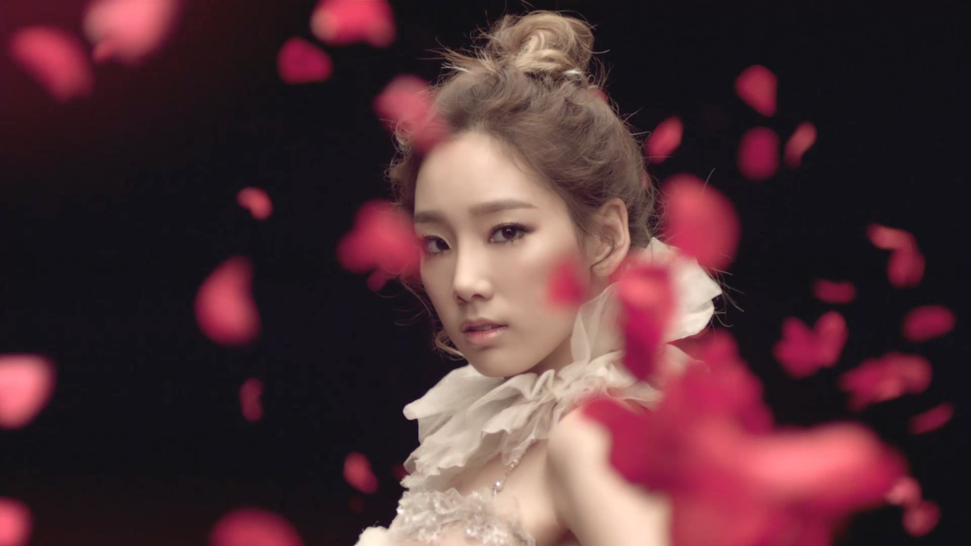 红花中的梦幻--<em>少女时代</em>《<em>The Boys</em>》MV赏(附