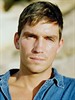 詹姆斯·卡维泽 James Caviezel)