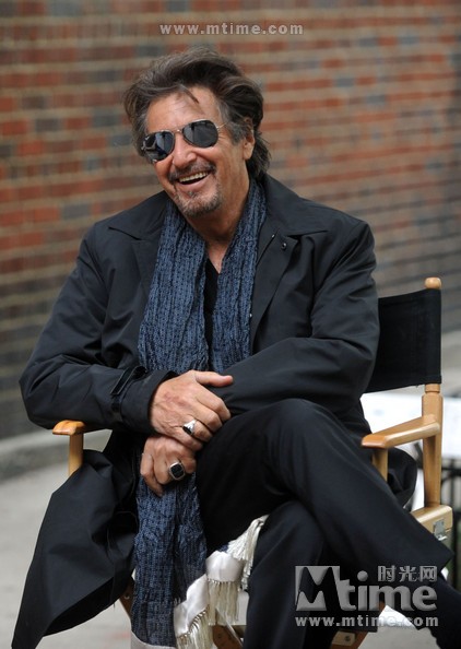 帕西诺咖啡广告片场照 黑超遮面脚穿破鞋