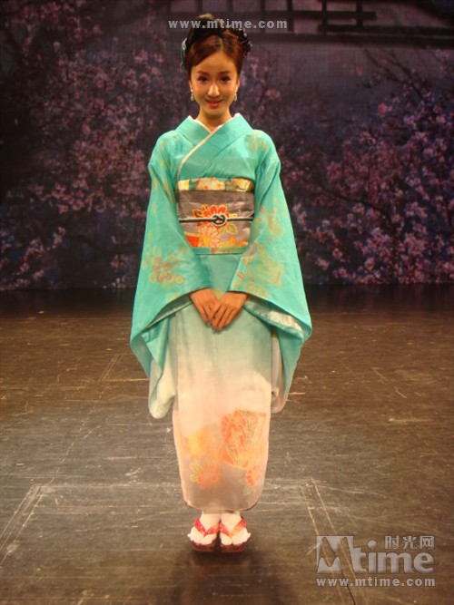 娄艺潇人物照片