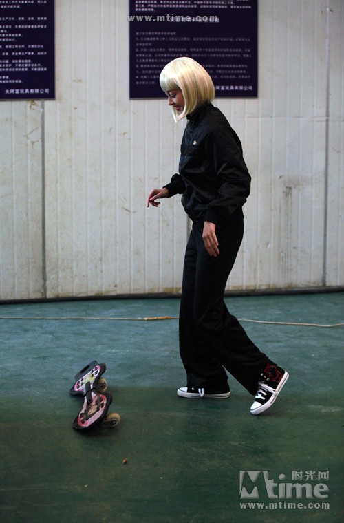 《无敌开心果》探班 关礼杰李绮虹颠覆出镜–