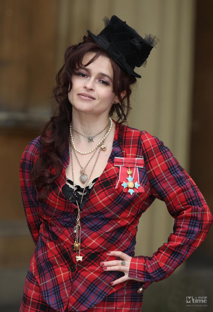 海伦娜伯翰卡特获大英帝国勋章 蒂姆伯顿亮相