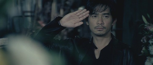 令人无法释怀的当然还有黄sir坠楼一节,伴随着再见警察的音乐