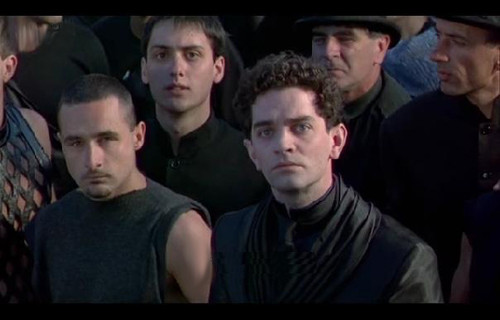 齐刷刷的黑衣作为被俘的高卢王子,开场的服装是高卢人特有的长毛皮