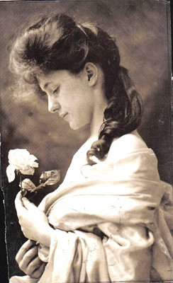 红色丝绒秋千架上的少女:伊芙琳·内斯比特evelyn nesbit